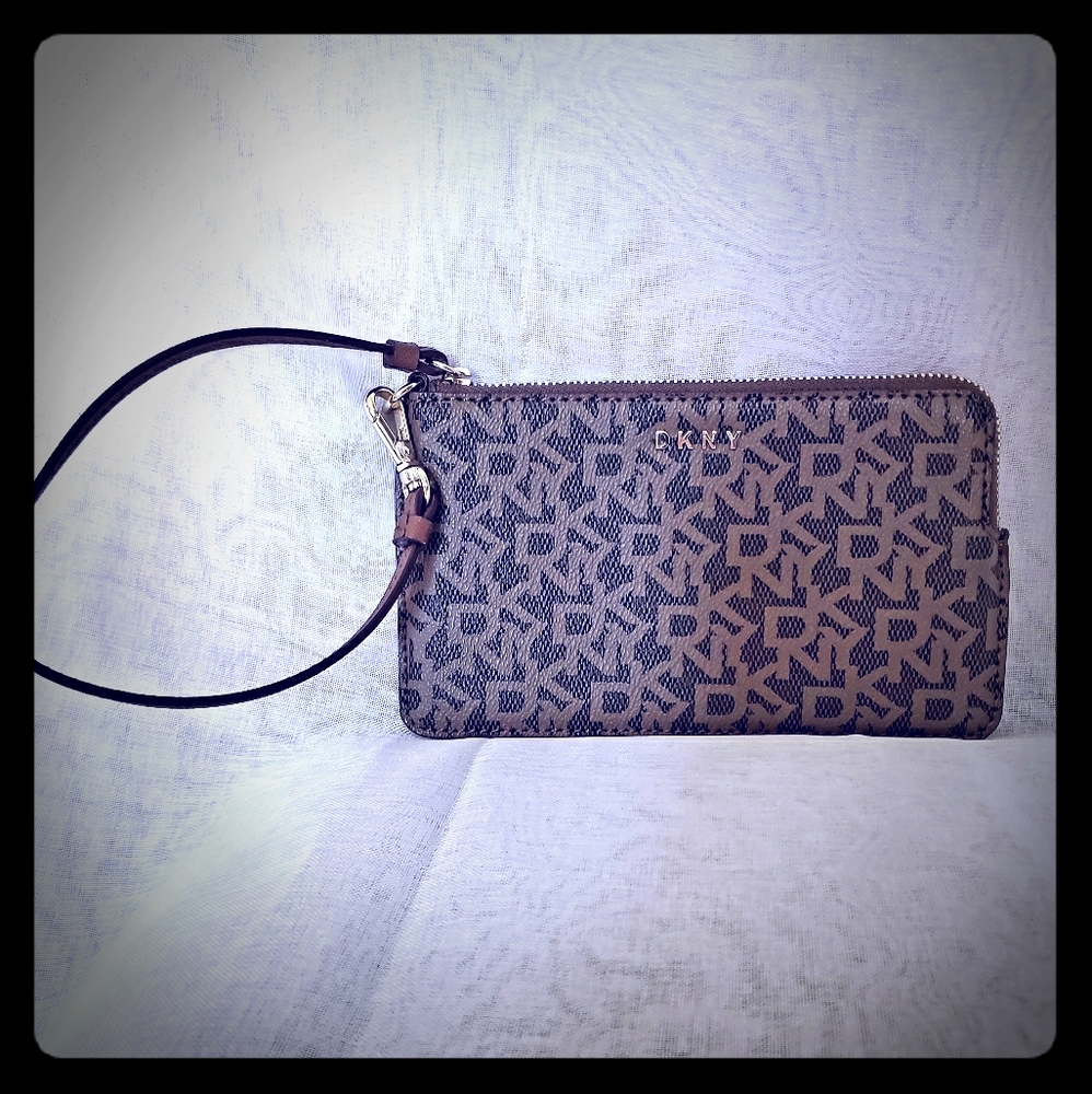 💫3 for $50💫 NWOT- DKNY Wristlet 😁